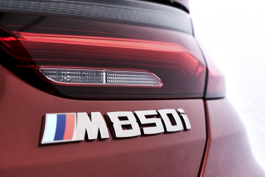 Логотип BMW M850i xDrive Carbon Package (G15) 2018 года  (WW) (фото 103 из 287)
